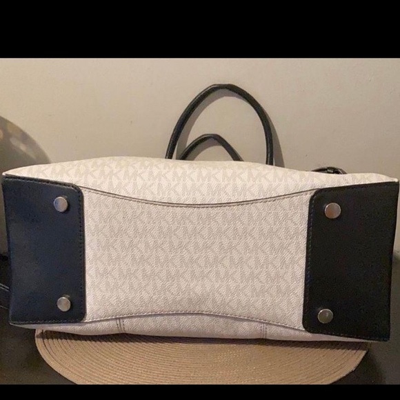 Michael Kors purse - Picture 8 of 10